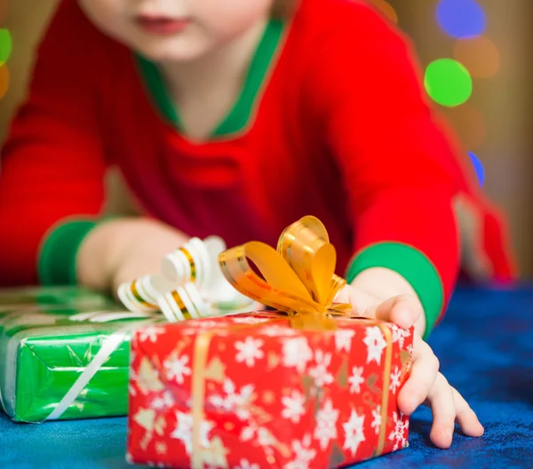 Kleiner Junge greift nach Geschenkbox — Stockfoto