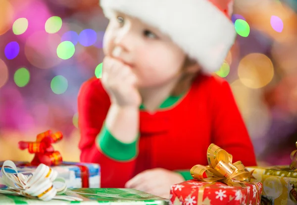 Niño y regalos de vacaciones —  Fotos de Stock