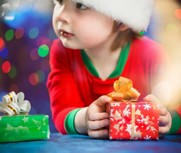 Junge mit roter Weihnachtsschachtel — Stockfoto