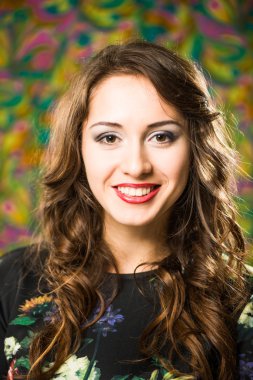 gülümseyen brunet portre