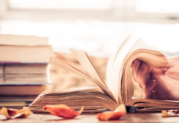 Schnelles Blättern in alten Büchern — Stockfoto