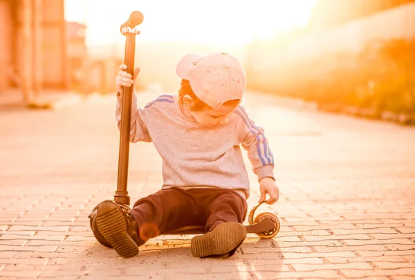 Niño pequeño en scooter —  Fotos de Stock