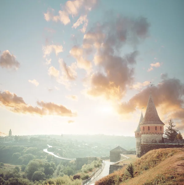 Torres antigas do castelo no nascer do sol — Fotografia de Stock