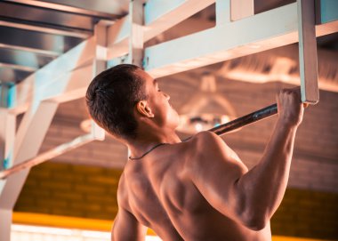 depoda eğitim genç adam