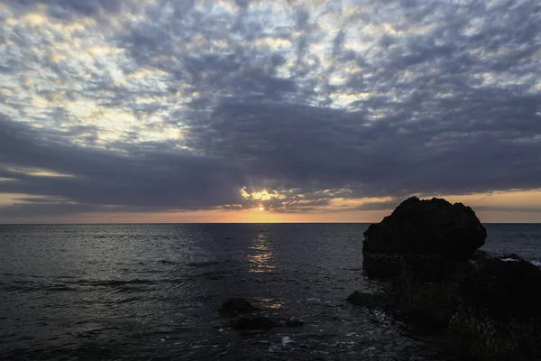 Rock deniz gündoğumu — Stok fotoğraf