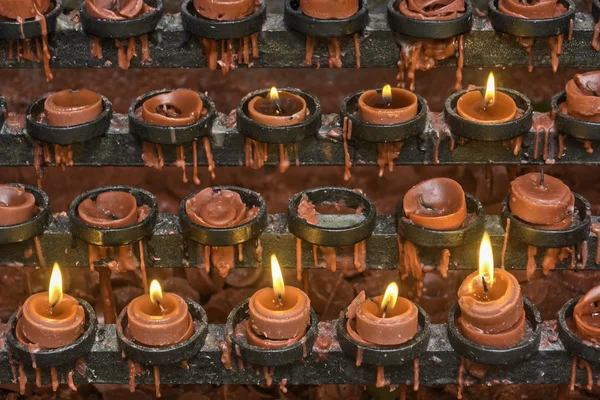 Ofertas de vela vermelha — Fotografia de Stock