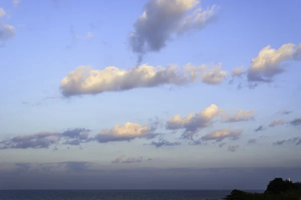 Východ slunce maják na útesu — Stock fotografie