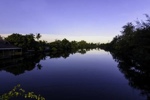 Landsbygden sunrise floden — Stockfoto