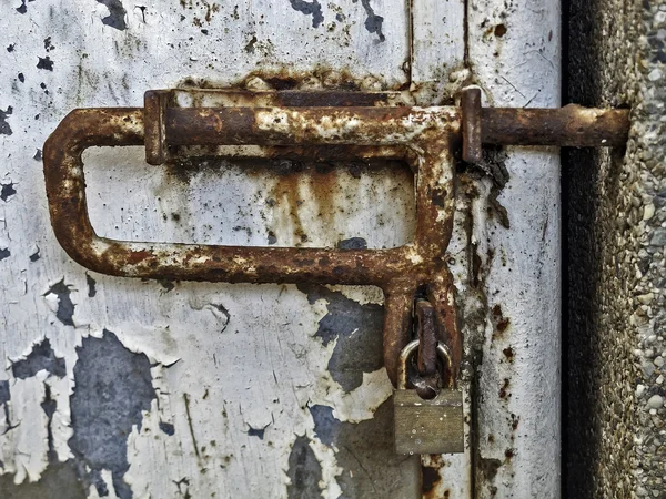 锈蚀的门闩锁 — 图库照片