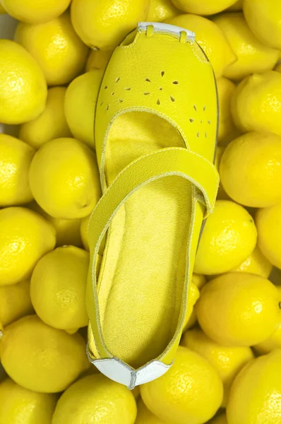 Lamon geel schoen — Stockfoto