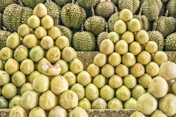 Filippijnen pomelo en durian — Stockfoto