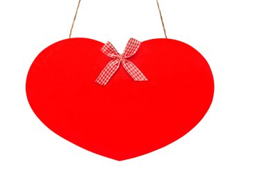 Kırmızı asılı kalp yay ile