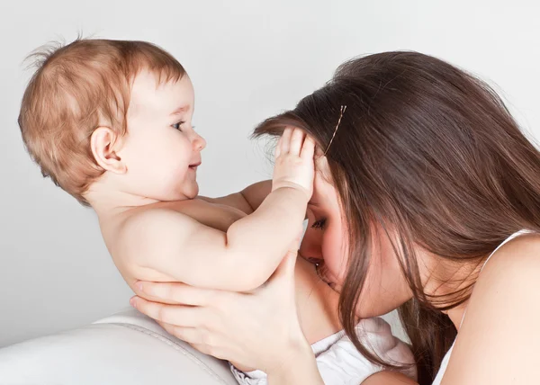 Baby plays with mom — Stock Photo, Image