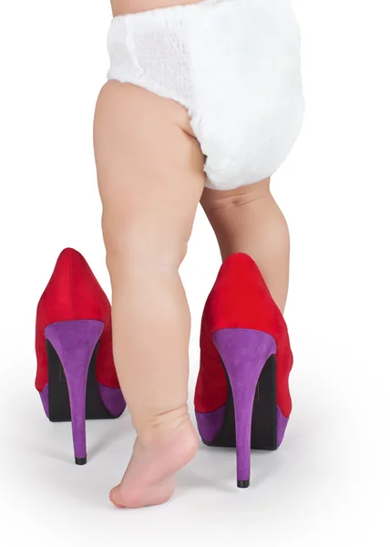 Niño intenta en tacones — Foto de Stock