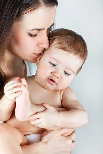 Une mère avec un petit enfant — Photo