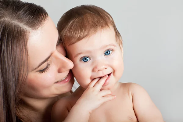 Bebé feliz en manos de la madre — Foto de Stock