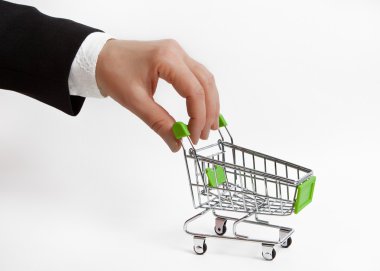 Eli boş alışveriş sepeti ile