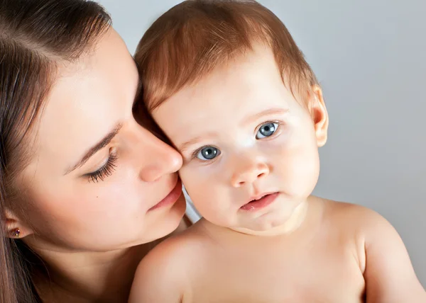 A mother with a baby in her arms — Stock Photo, Image