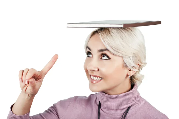Смешная женщина с книгой на голове — стоковое фото