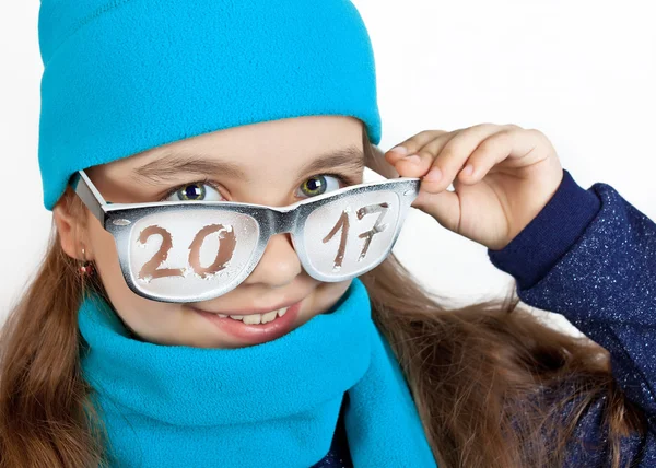 性格开朗的女孩，帽子，围巾在滑稽眼镜与题字"2017" — 图库照片