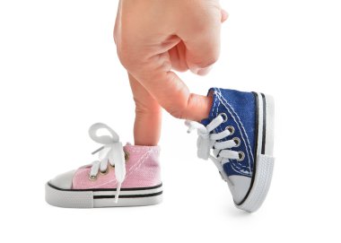 Spor ayakkabı farklı renkte el parmak uçlarında. İzole.