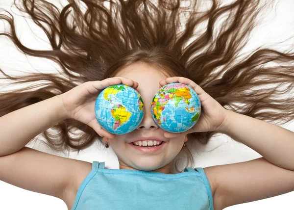 Chica alegre acostada ojos cerrados bolas-globos — Foto de Stock
