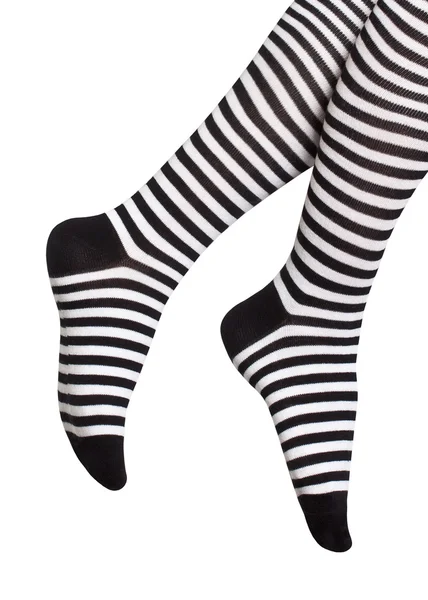 Πόδια σε μαύρο και άσπρο ριγέ κάλτσες που απομονώνονται σε λευκό φόντο — Φωτογραφία Αρχείου