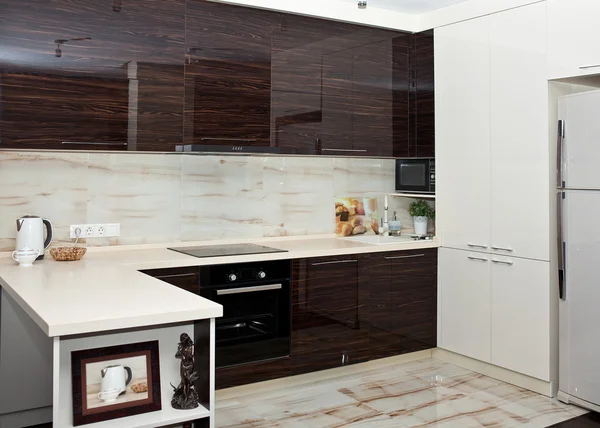 Mutfak iç kahverengi ve beyaz tonlarda