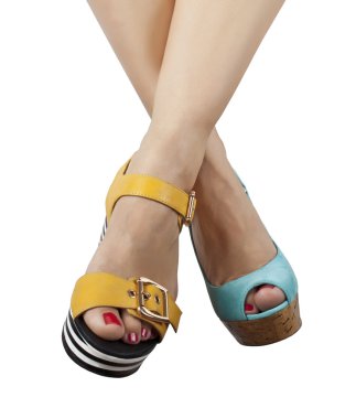 kadın bacaklarını açıp farklı sandal çifti