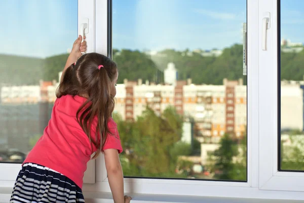 Ребенок у окна — стоковое фото