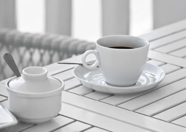 Tasse blanche de café sur une table blanche en bois — Photo