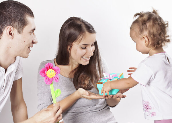 Маленькая дочь и папа поздравляют маму
