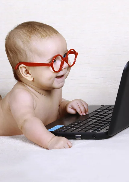 Bilgisayar çalışma bardaklarda mutlu bebek