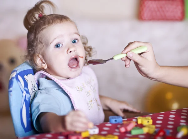 Bir kaşık ile evde bebek beslenme