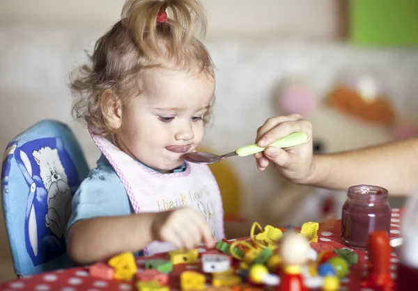 Çocuk yemek reddediyor.