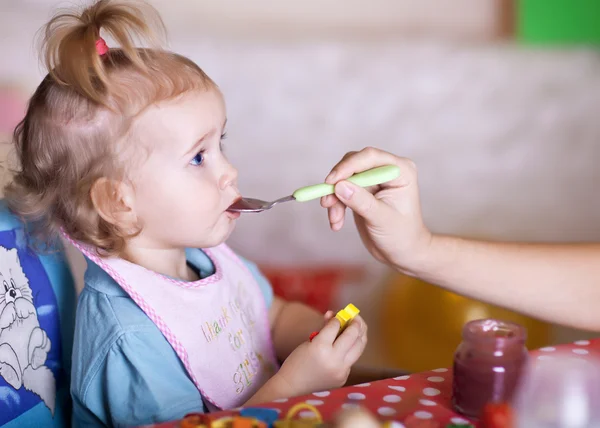Alimentar al bebé con una cuchara en casa —  Fotos de Stock