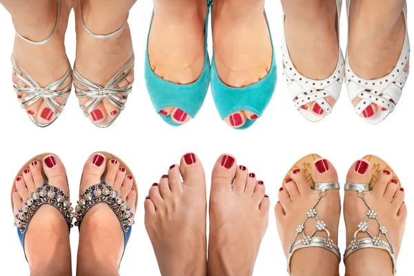 Kadın bacaklar beyaz bir arka plan üzerinde farklı Sandaletler içinde altı çift. Üstten Görünüm.