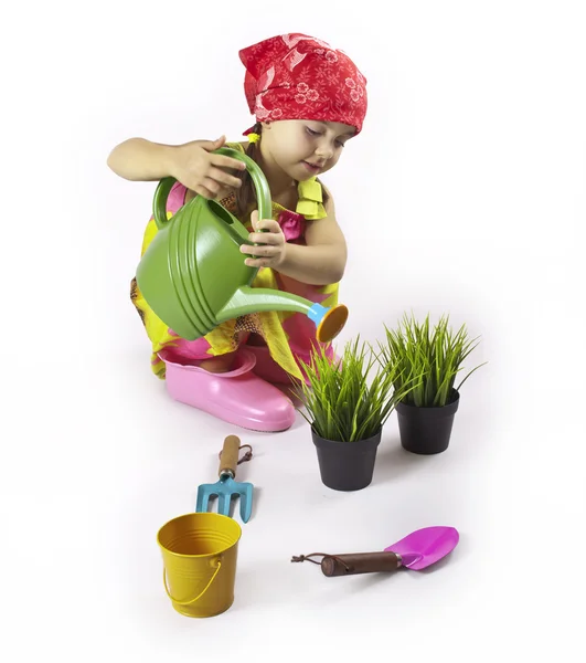 Uma criança brinca no jardineiro . — Fotografia de Stock