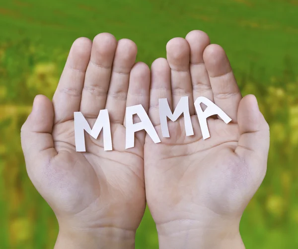Het woord moeder op de handen van kinderen — Stockfoto