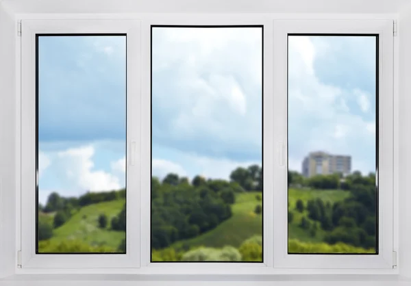 Doğa manzaralı modern plastik pencere. odak penceresi — Stok fotoğraf