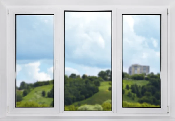 Moderna ventana de plástico con vista a la naturaleza. Ventana de enfoque —  Fotos de Stock