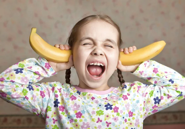 Screaming the girl closed the ears of bananas — Stock Photo, Image