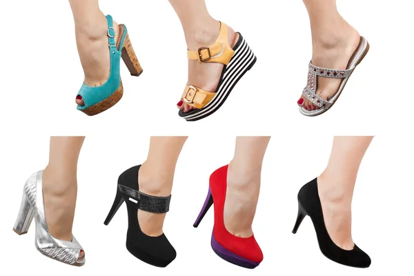 Frauenfüße in verschiedenen Schuhen und Sandalen auf weißem Hintergrund — Stockfoto