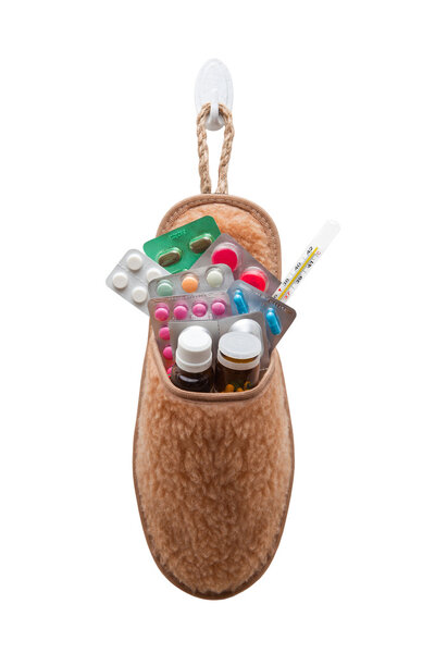 Таблетки, флаконы с лекарствами и термометр висит на крючке дома кроссовки
.