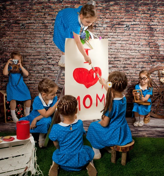 Girls twin poster paint with a big heart "I love mom" — Stock Photo, Image