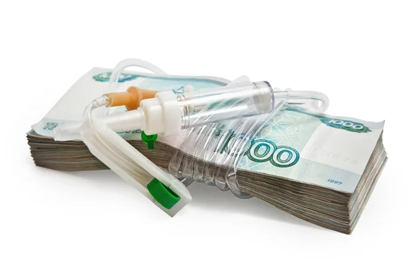 Medicamentos pagados. Un paquete de dinero ruso atado sistema-la cámara de goteo para la infusión . — Foto de Stock