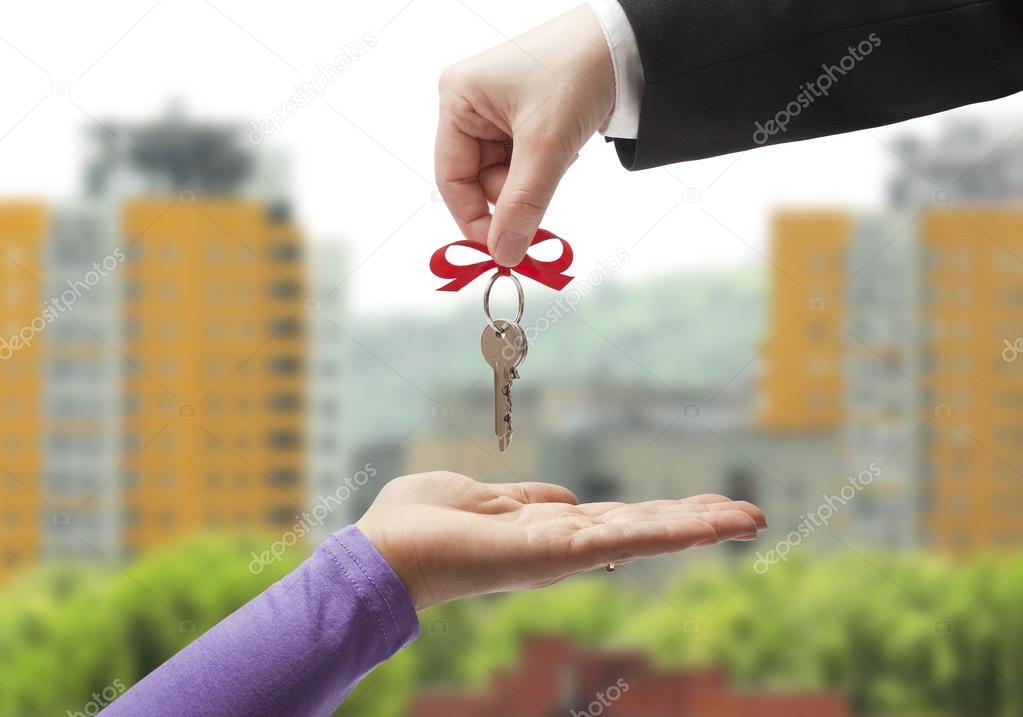 Предоставляется проживание. Ключи от квартиры. Вручают ключи от квартиры. Ключи от дома. Ключи от новой квартиры.