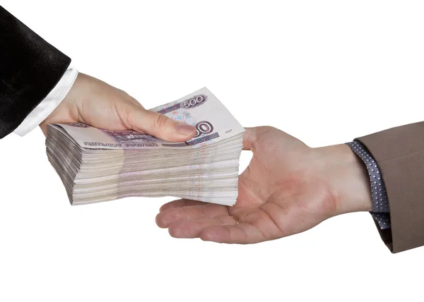 Geldtransfer. Männliche und weibliche Hand mit einem großen Batzen russischem Geld. — Stockfoto