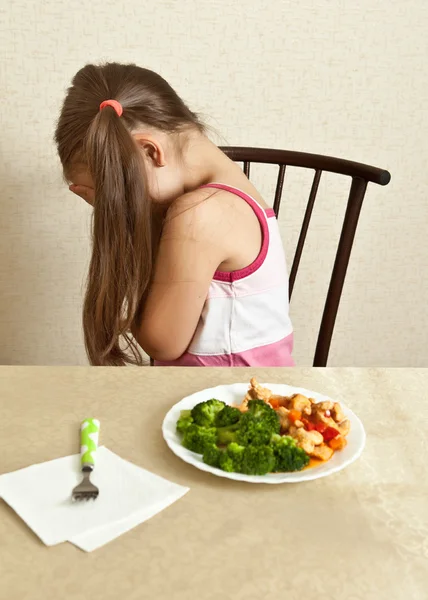 Дівчина з поганим настроєм сидить за столом — стокове фото