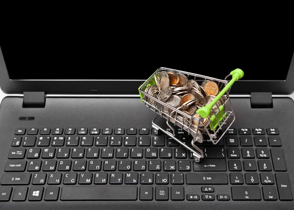 Laptop klavye üzerinde Rus para ile alışveriş sepeti
